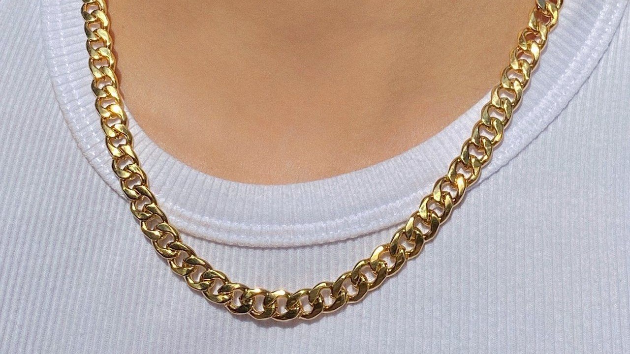 Man At Jimmy Johns Tries To Snatch 13 Year Old’s Necklace But Can’t Break Chain