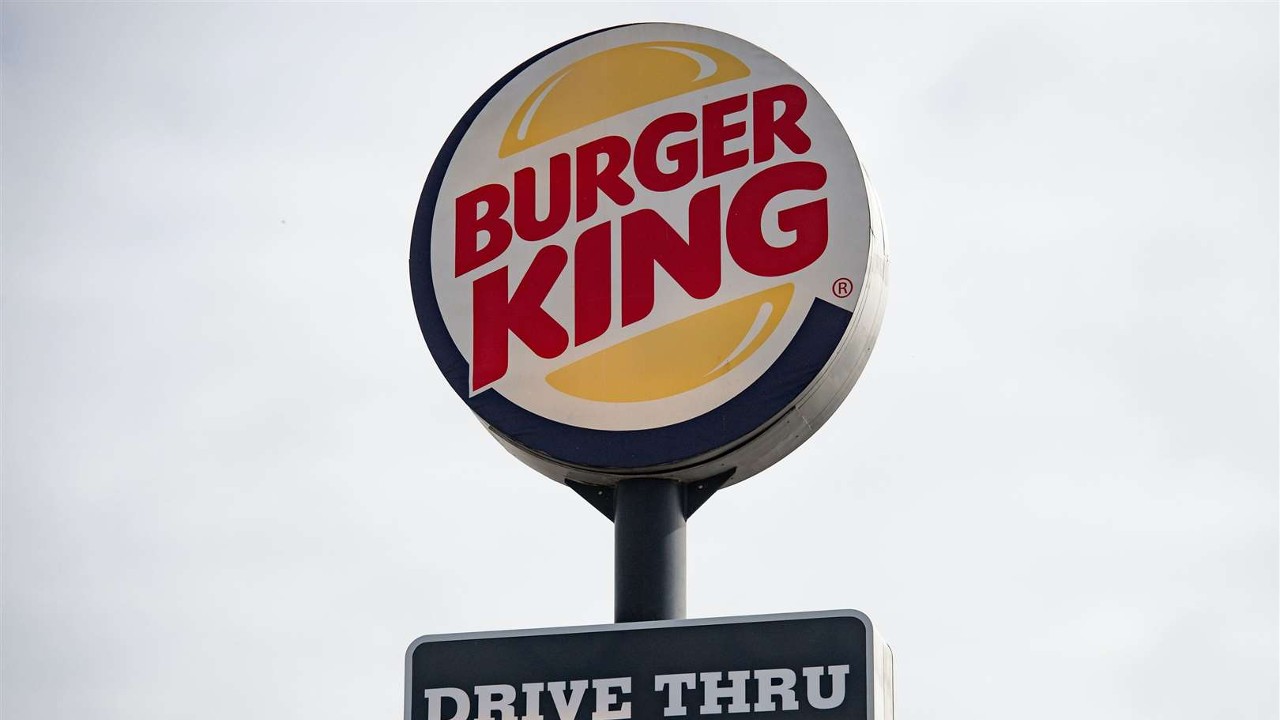 Man At Burger King Loses Control, Yells “White Power”…Officer That Tased Him Said The Man Enjoyed It