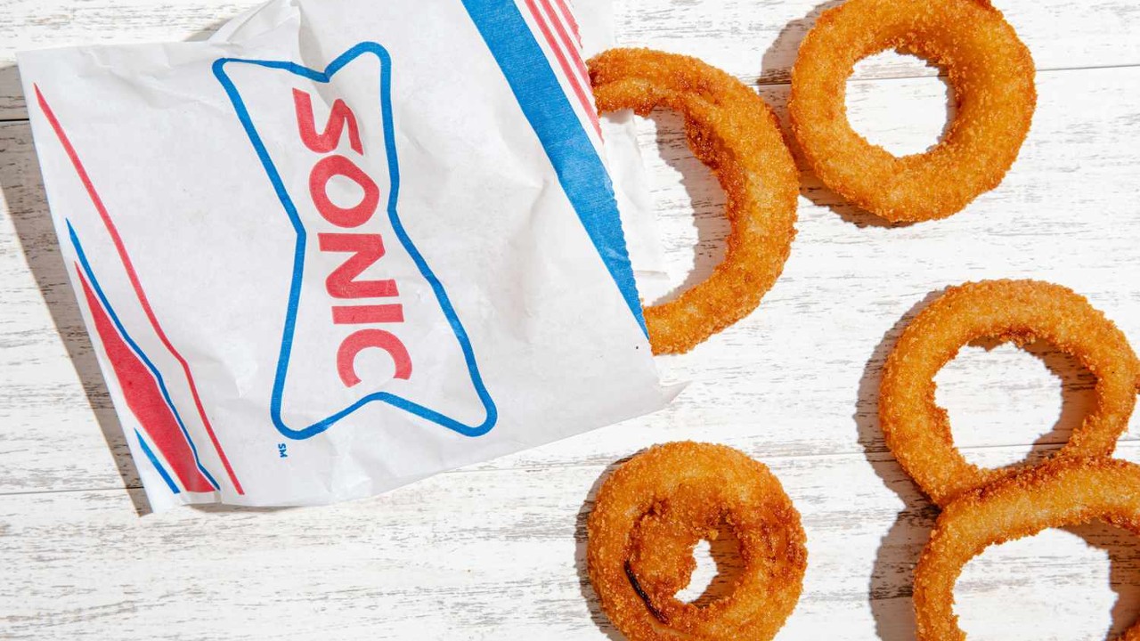 We Ranked Four Chain Restaurant Onion Rings And This Is Our Favorite